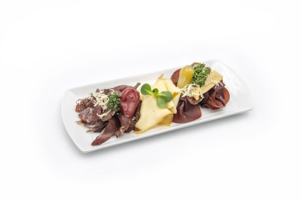 Rustikale Jauseplatte mit würzigem Käse