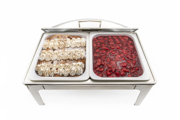 Süßer Auflauf mit Apfel und Erdbeeren